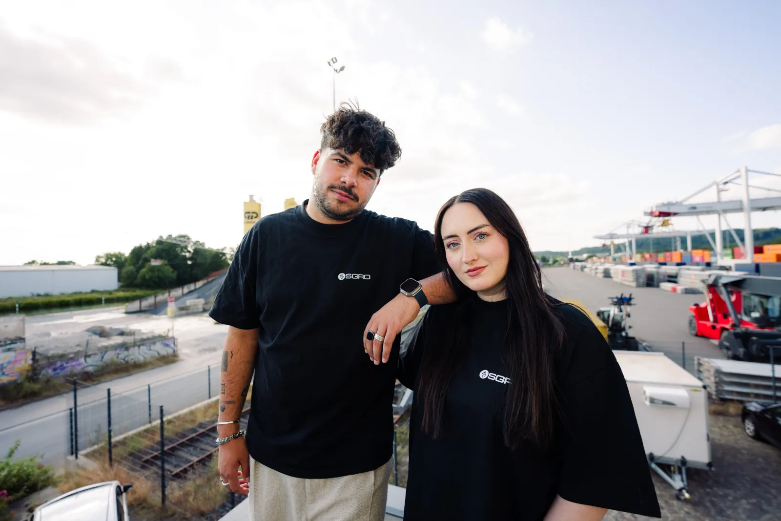Pasquale und Leonie im SGRO Oversized Tee am Osnabrücker Hafen