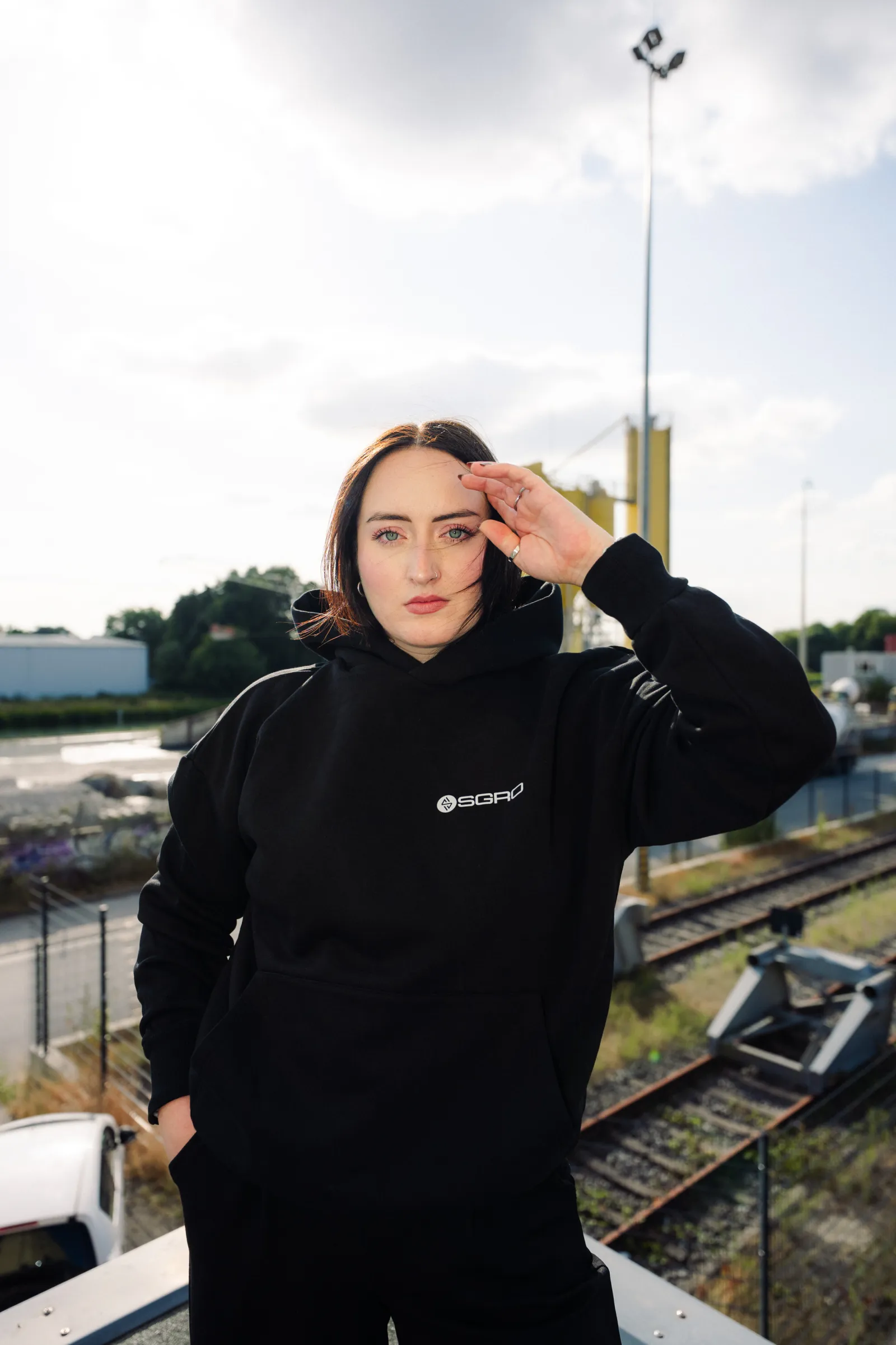 Leonie im Heavy Hoodie, Hand an der Stirn