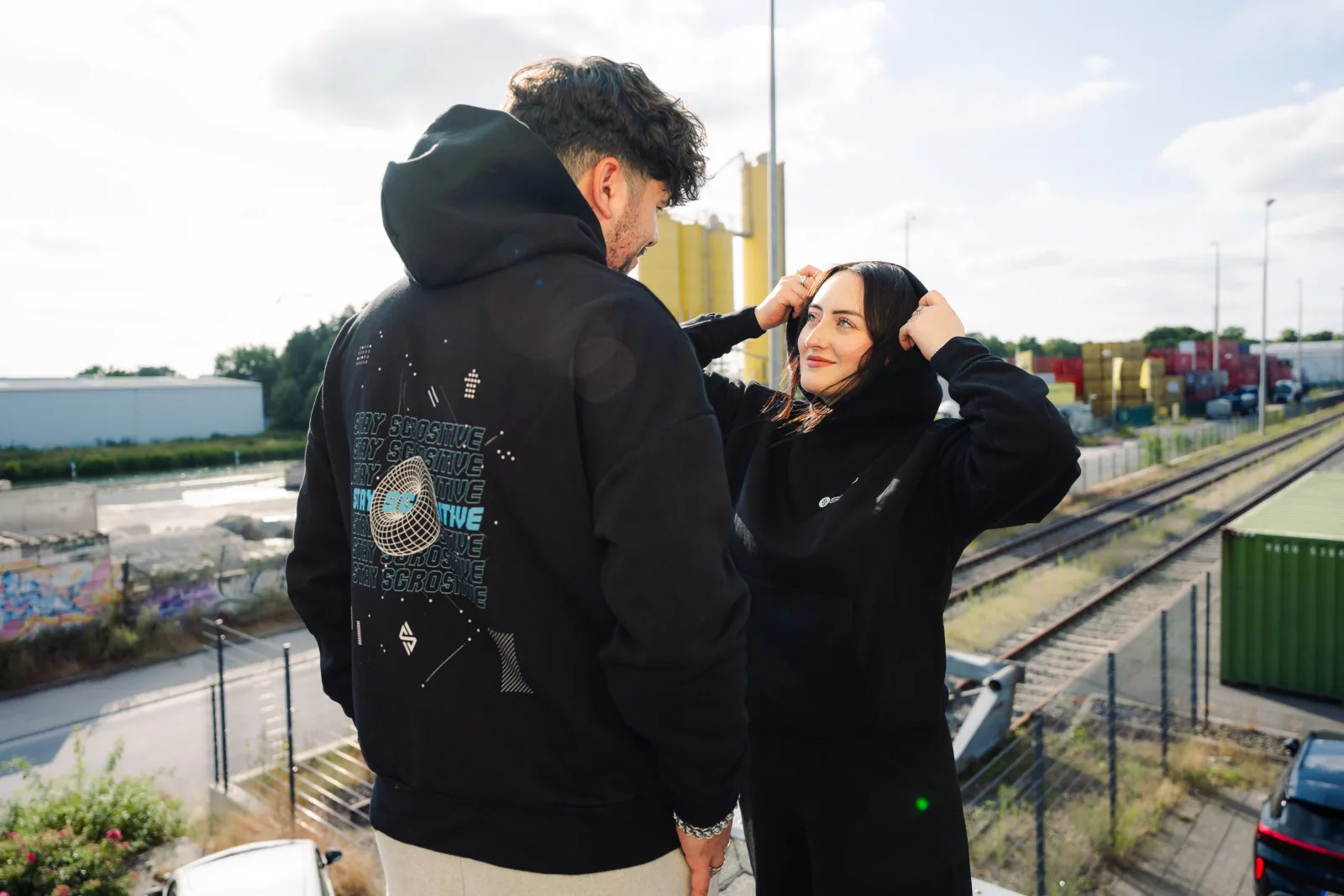 Pasquale und Leonie im Heavy Hoodie - Backprint und Kapuze