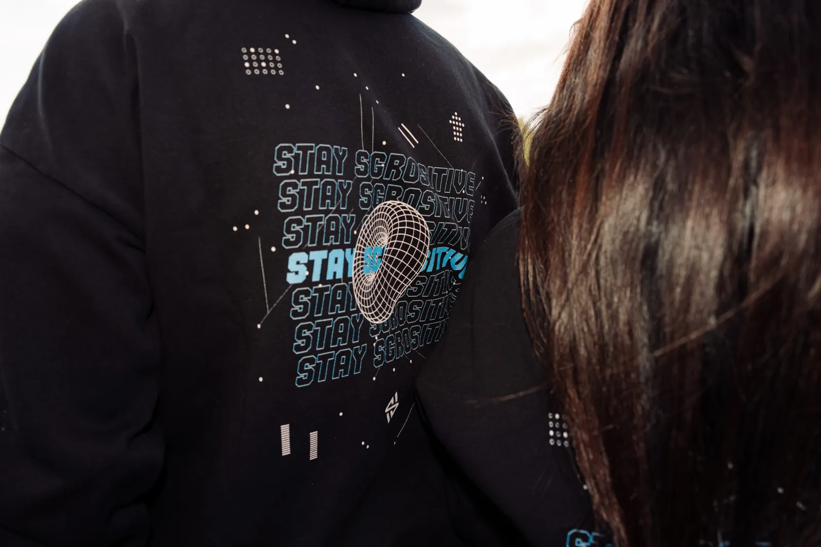 Nahaufnahme des Stay-SGROsitive-Backprints auf dem Heavy Hoodie