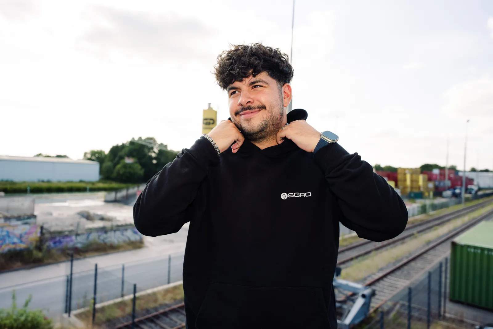 Pasquale lacht im SGRO Heavy Hoodie