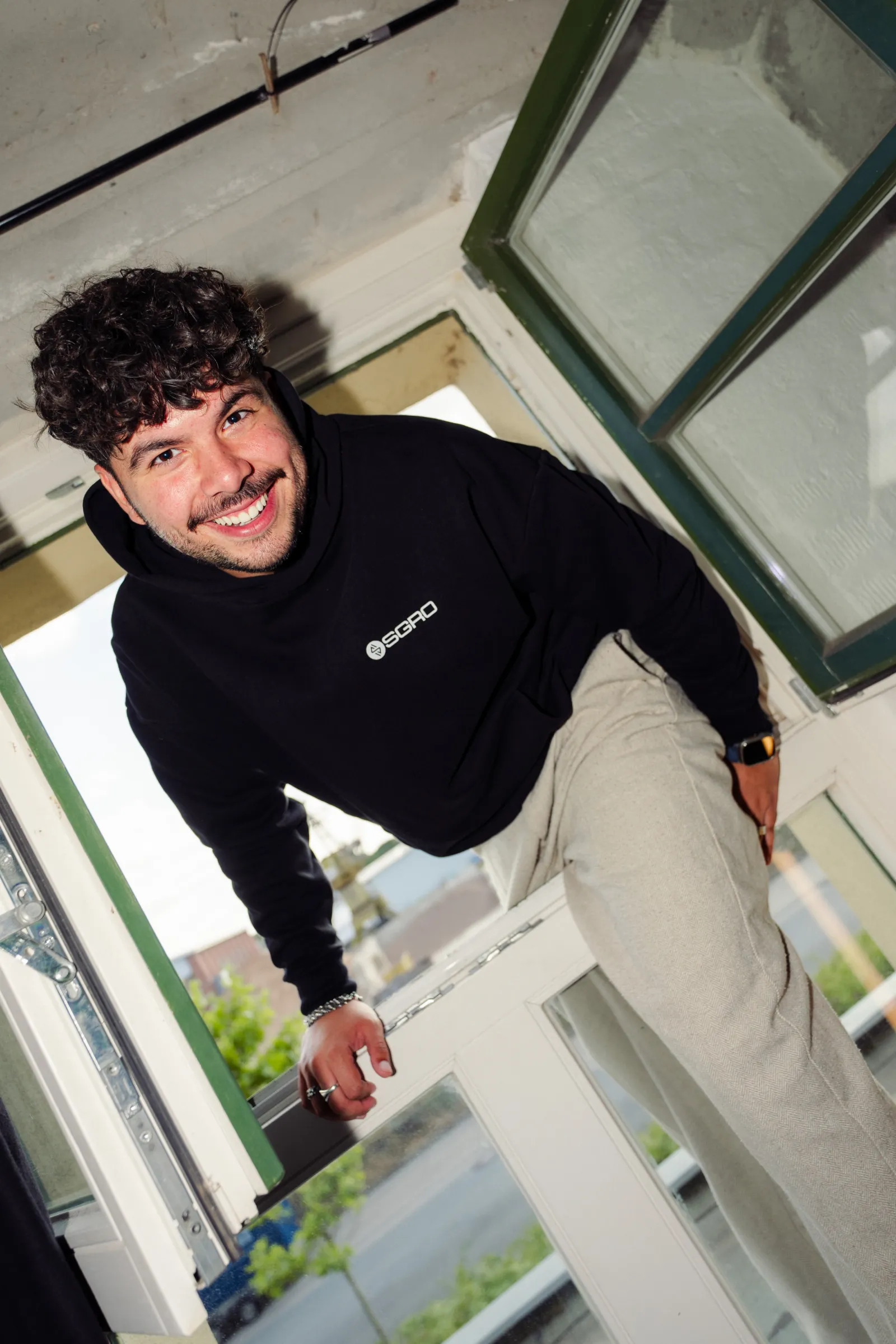 Pasquale lehnt sich aus dem Fenster des SGRO Studios
